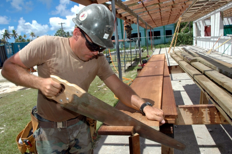 charpentier-COURSEGOULES-min_worker_construction_building_carpenter_male_job_build_helmet-893290